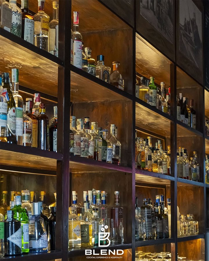 Parete distillati retroilluminata — Blend Scalea